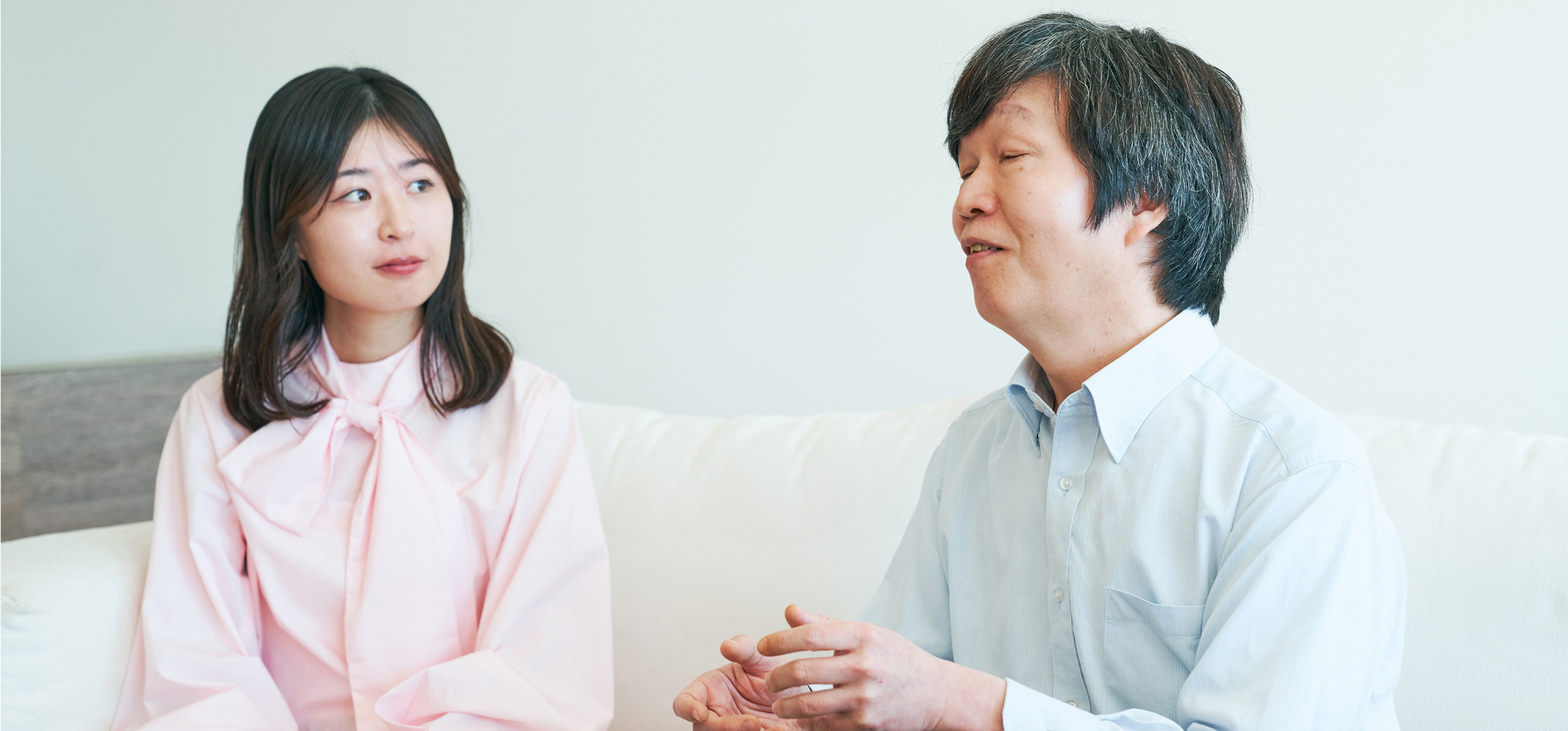 Mr. Abe and Mr. Suzuki talking on the sofa.