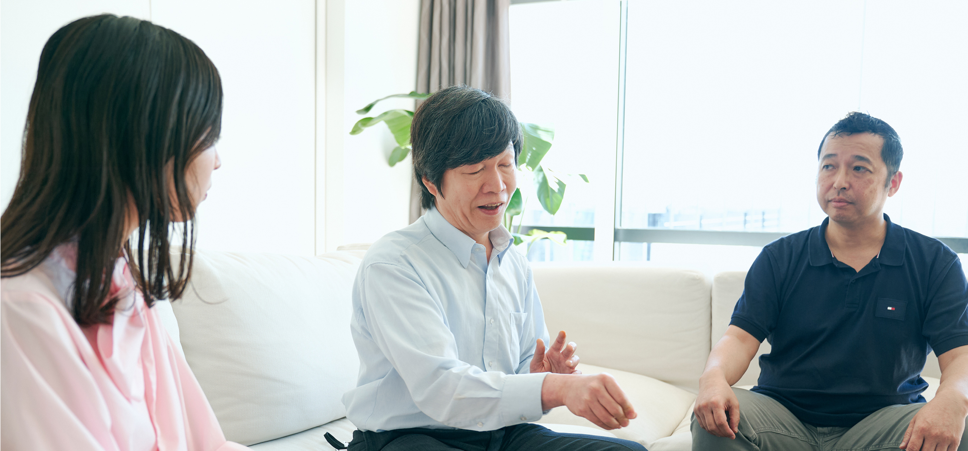 Mr. Abe, Mr. Suzuki and Mr. Hatanaka talking on the sofa.