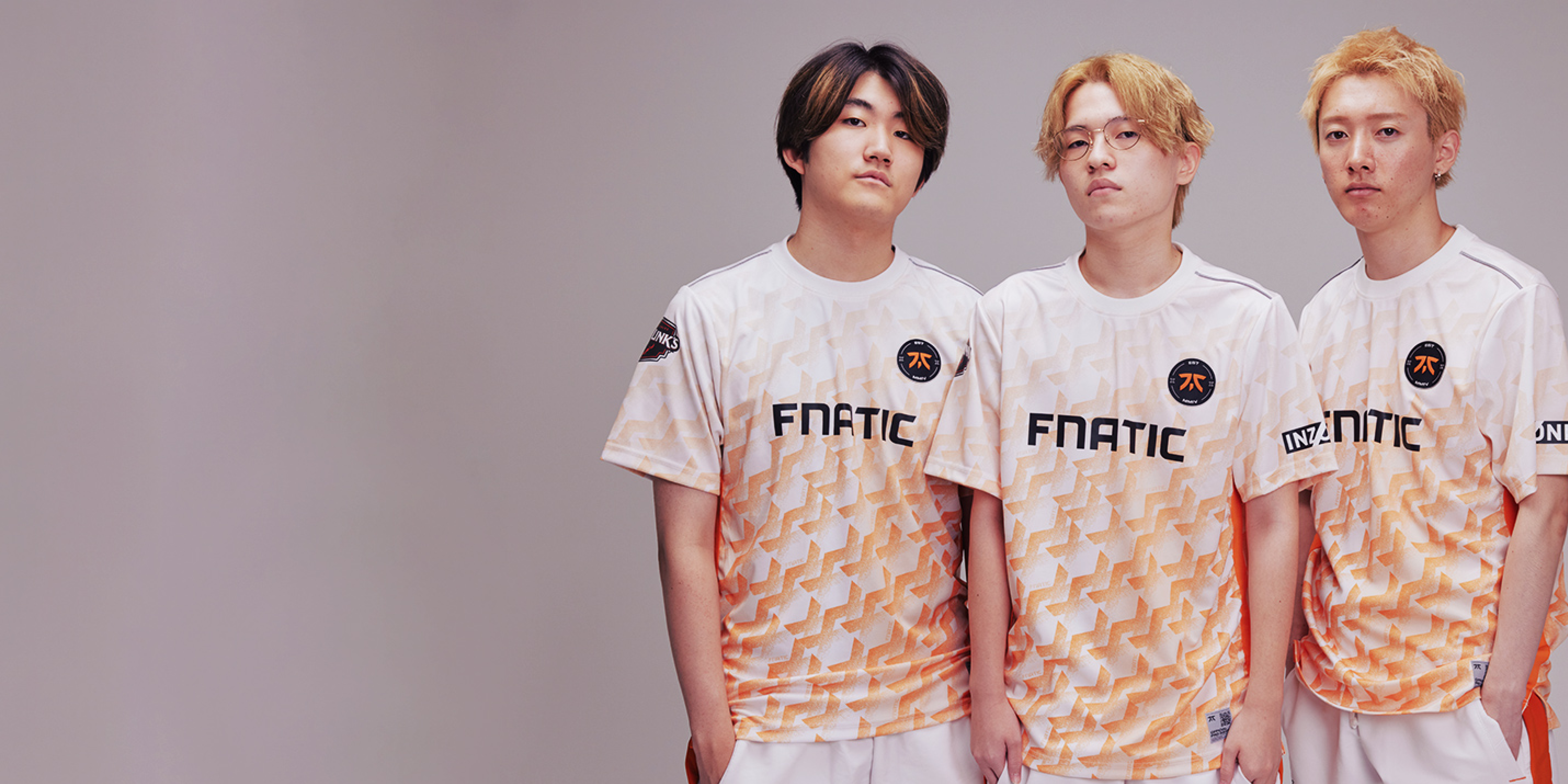 Image de trois joueurs de l'équipe Fnatic.