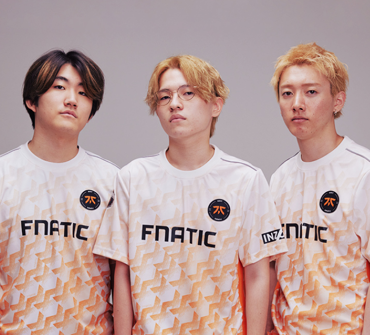 Image de trois joueurs de l'équipe Fnatic.