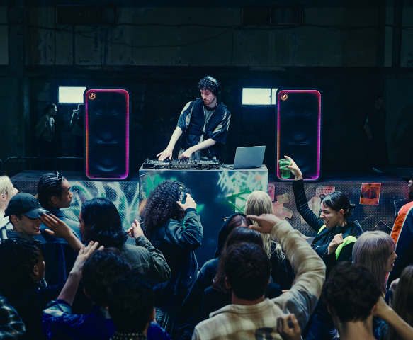 ULT TOWER MAX 360° Expand the party for DJs and karaoke