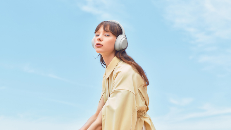 עיצוב אוזניות Sony WH-1000XM4C מזווית קרובה