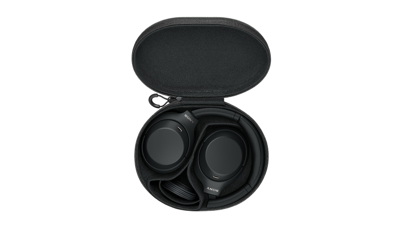 אוזניות Sony WH-1000XM4C מקופלות בתוך תיק הנשיאה