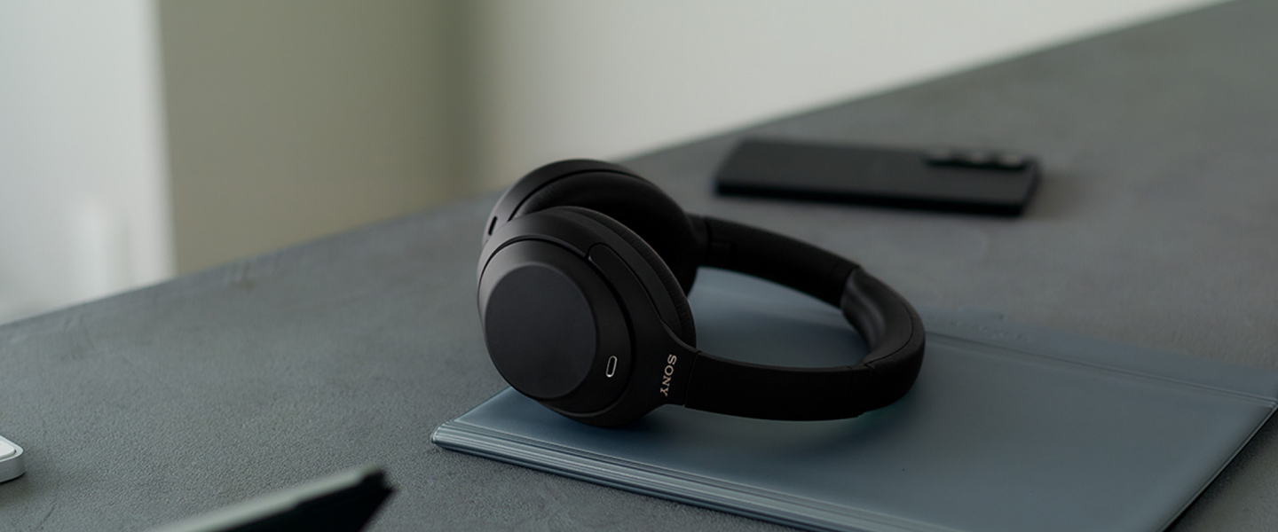 אוזניות Sony WH-1000XM4C עם דגש על חיי הסוללה והשיחות