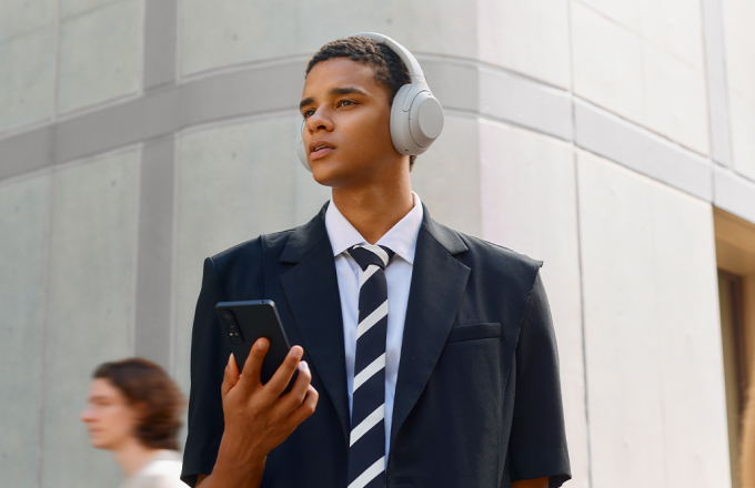 שיחה באמצעות אוזניות Sony WH-1000XM4C
