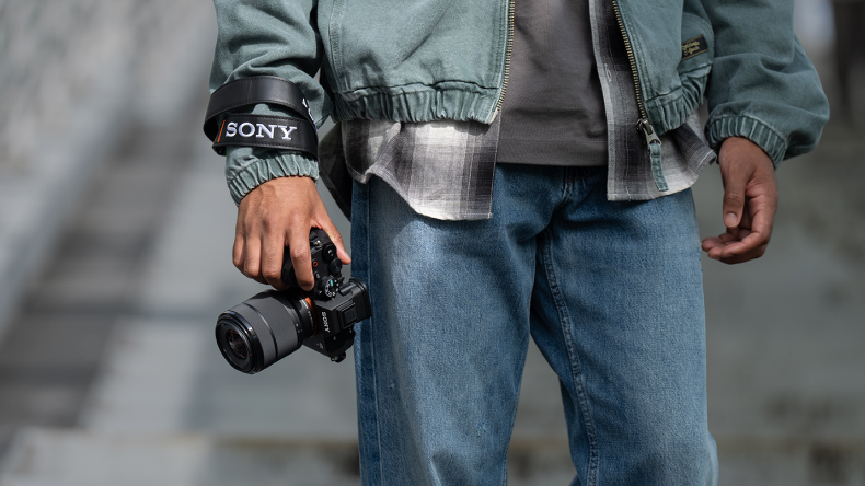 Compact high-performance full-frame 28-70 mm zoom