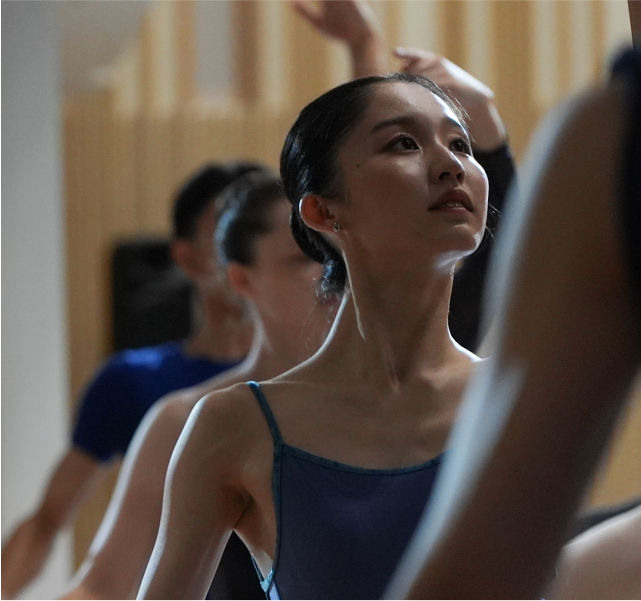 An F2 standard zoom that rivals prime lens quality